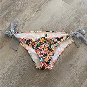 Roxy LG bikini multi colored bottoms. Low rise